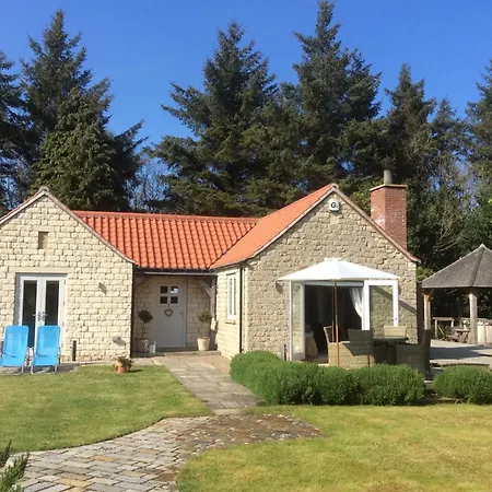 2 Bed In Robin Hoods Bay G0179 * Staintondale