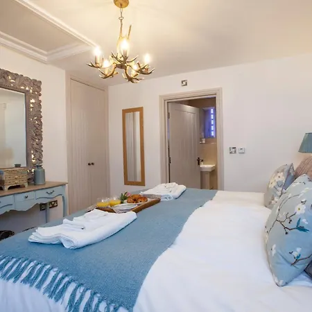 2 Bed In Robin Hoods Bay G0179 *