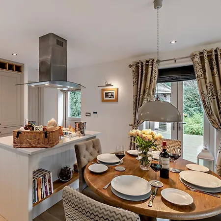 2 Bed In Robin Hoods Bay G0179 *