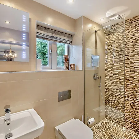 2 Bed In Robin Hoods Bay G0179 *