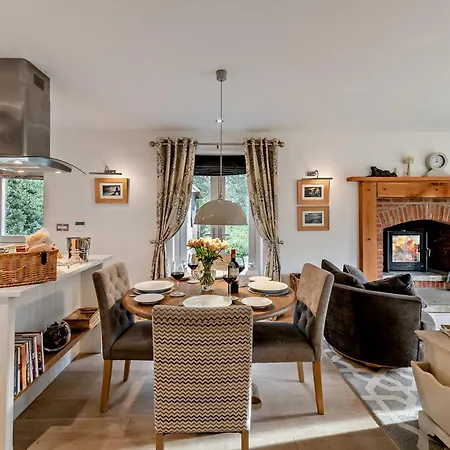 2 Bed In Robin Hoods Bay G0179 Staintondale