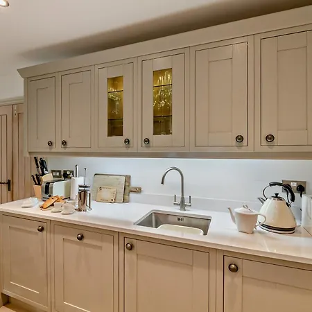 2 Bed In Robin Hoods Bay G0179 * Staintondale