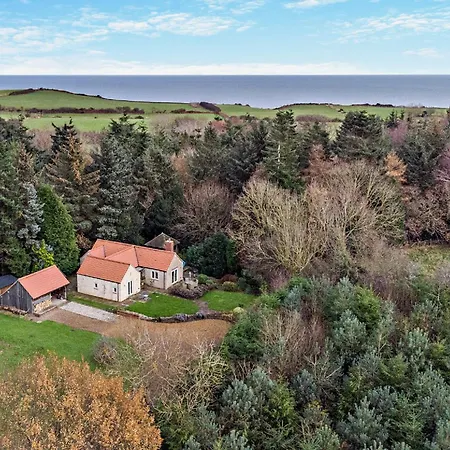 2 Bed In Robin Hoods Bay G0179 *