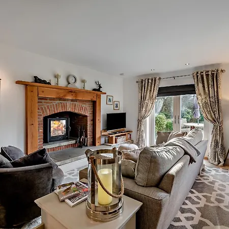 2 Bed In Robin Hoods Bay G0179 * Staintondale